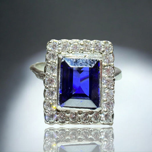 Woman's Ring - Blue Sapphire